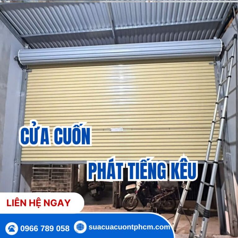 Thợ kỹ thuật kiểm tra và sửa chữa tình trạng cửa cuốn phát ra tiếng kêu to khó chịu khi đóng mở.