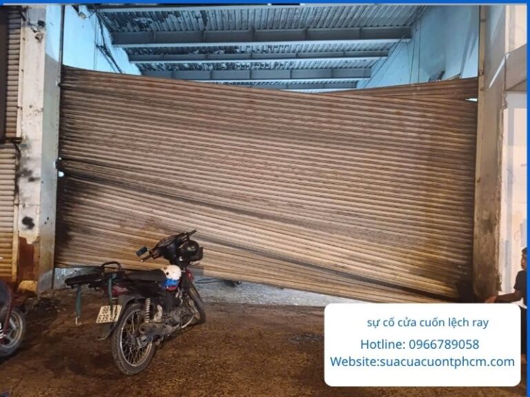 Toàn bộ thân cửa cuốn rớt tuột, lệch hoàn toàn khỏi đường ray