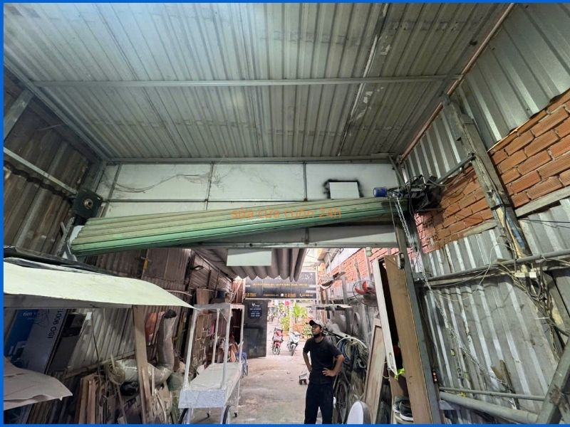 Kỹ thuật viên lưu động sửa cửa cuốn trực tiếp tại công trình khách hàng