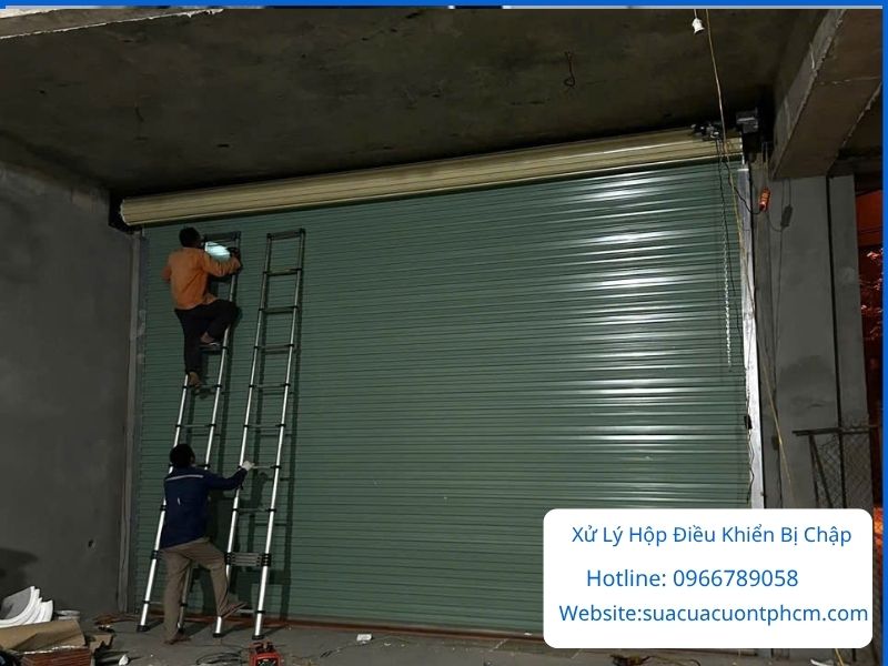 Quá trình thợ xử lý bo mạch hộp điều khiển cửa cuốn bị chập.