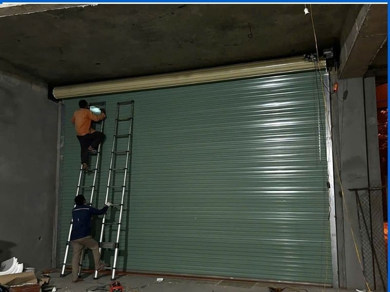 Thợ rà soát phát hiện các lỗi hư hỏng bên trong hộp số cửa cuốn.