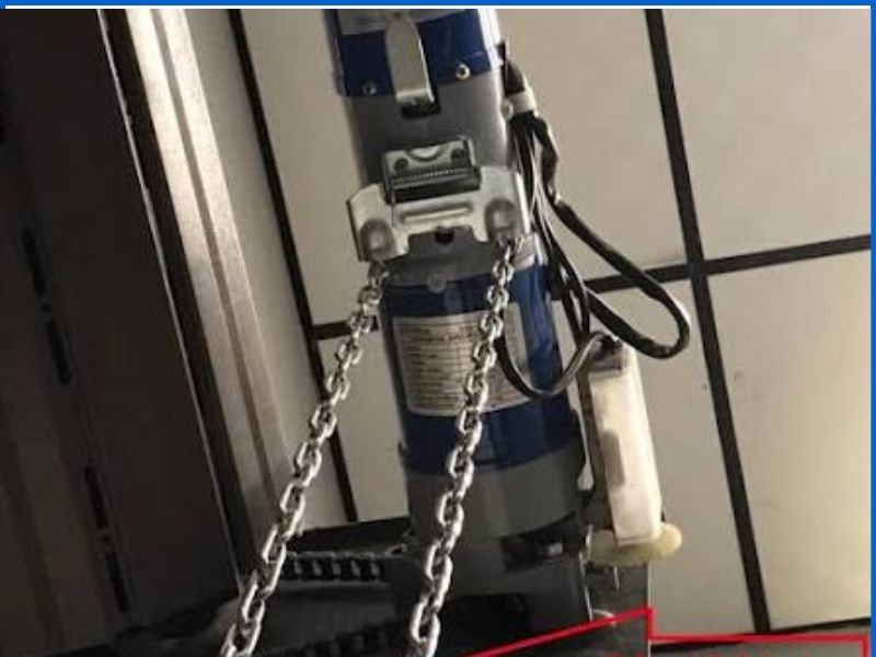 Thay mới bát gác (pát giữ) dây xích kéo tay motor cửa cuốn bị gãy.